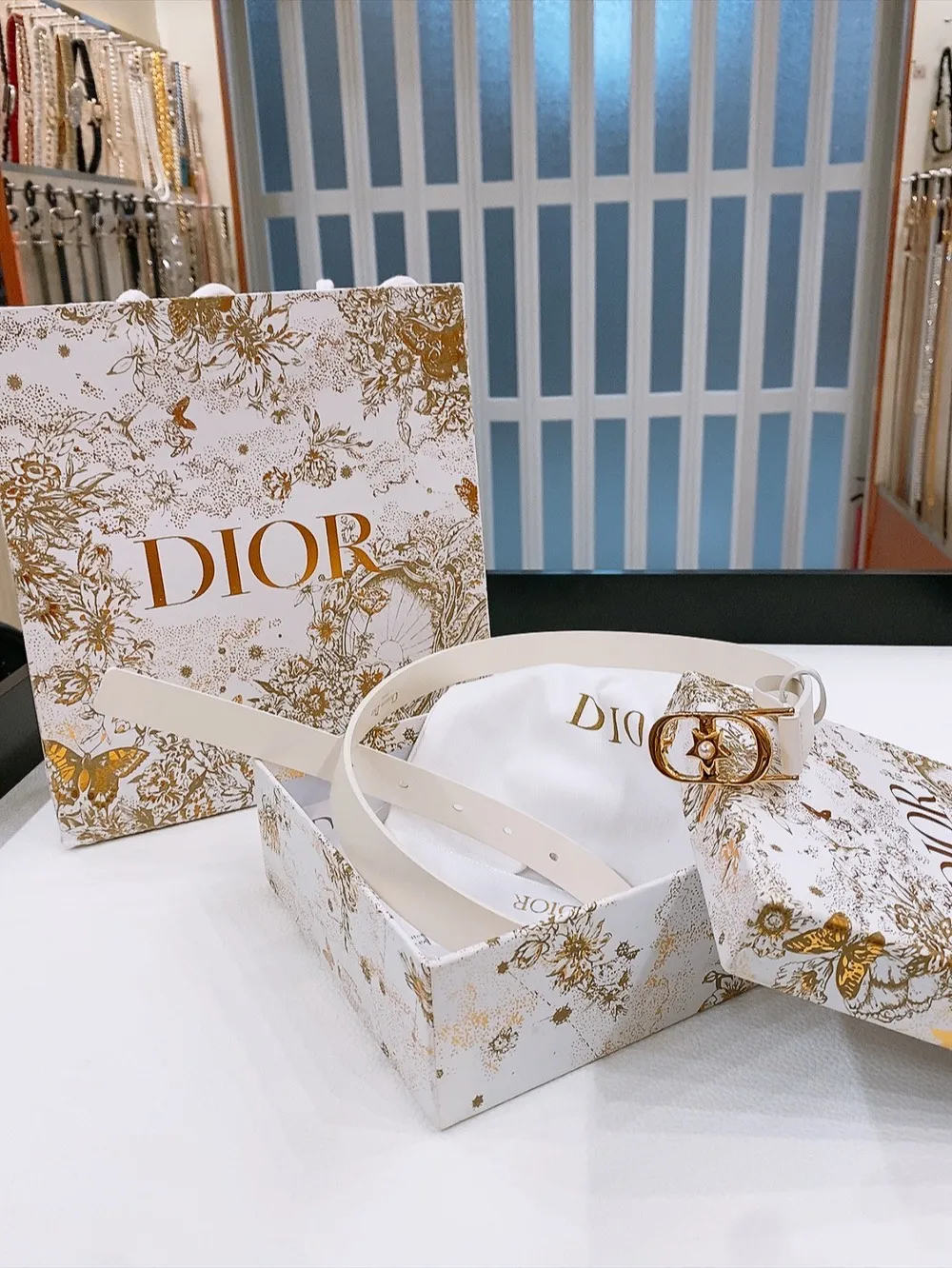 💰440💰Full package💰 💍Purchase grade Dior ⚡️20mm black smooth cow leather and silver tone imitation crystal ⚡️Lucky 30 Montaigne Star CD belt buckle White resin beads ⚡️ Christian Dior Paris logo on the inside Glossy gold finish metal details Top/bottom layer: cow leather Excluding trims and decorative lines