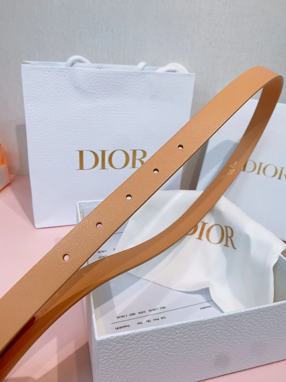 💰440💰Full package💰 💍Purchase grade Dior⚡️🌹Montaigne Lucky Charms, 20 mm belt buckle This model with aged gold metal CD buckle is revisited in a light gold suede calfskin version for a casual and modern look. Her silhouette will upgrade a skirt, pants or dress. Saddle CD buckle Resin beads Silver tone crystals Christian Dior Paris logo on the interior Width: 2.0cm