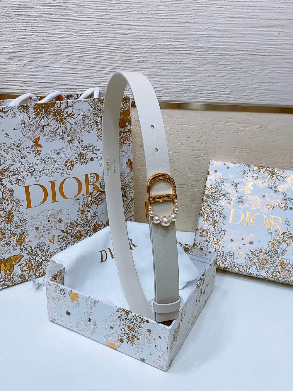 💰460💰Full package💰 💍Purchase level Dior's new belt is carefully crafted from black smooth cow leather. The classic CD belt buckle is presented in a shiny gold-finished metal version. The letter C is inlaid with white resin beads of different sizes, highlighting Dior's exquisite craftsmanship. The style is chic and elegant and can be worn with jeans, skirts or dresses. Width 2.5cm