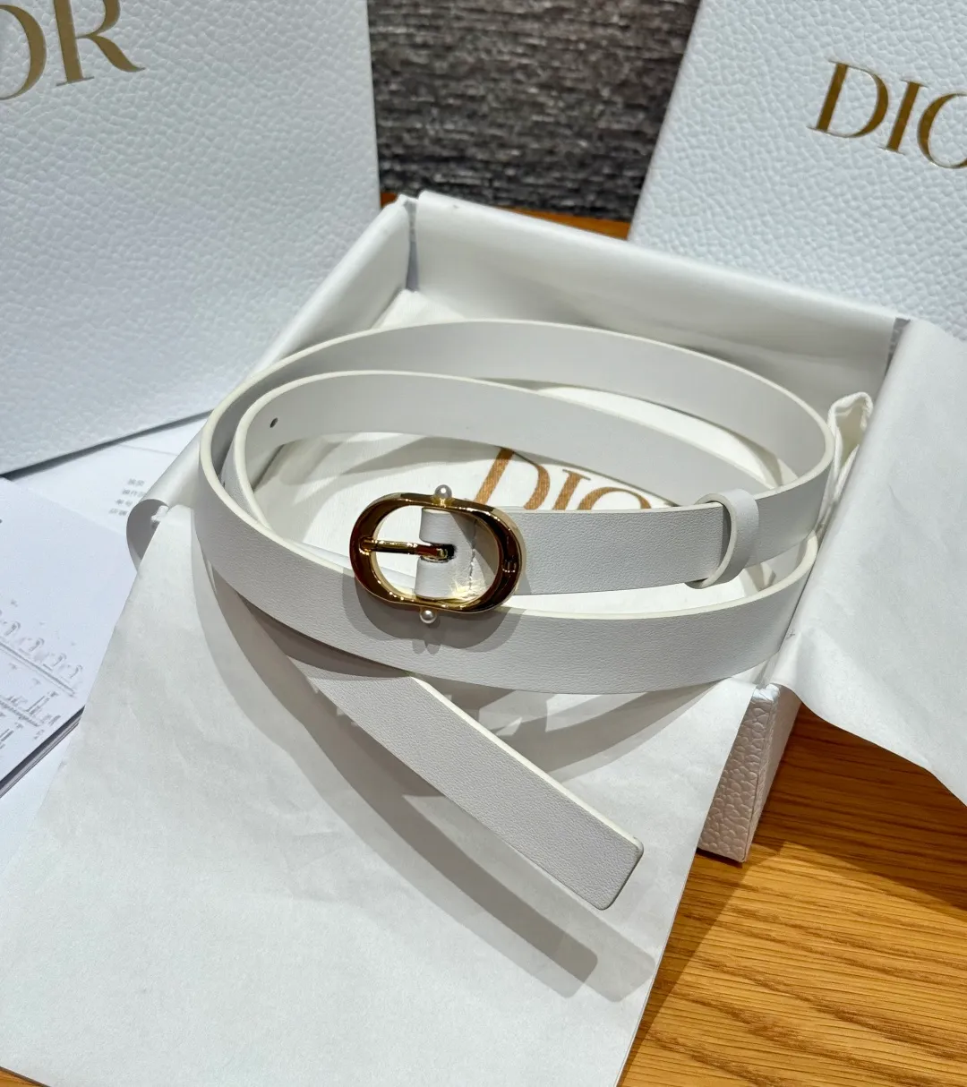 💰440💰Full package💰 💍Purchase level Dior ⚡️🌹Chic 20mm belt This belt draws inspiration from the handbag of the same name and is carefully made of smooth cow leather. It is equipped with a shiny metal belt buckle and is inlaid with white resin beads on both sides to enhance the style. It can be paired with a classic suit jacket, dress or jeans to add an elegant look. Width: 20mm