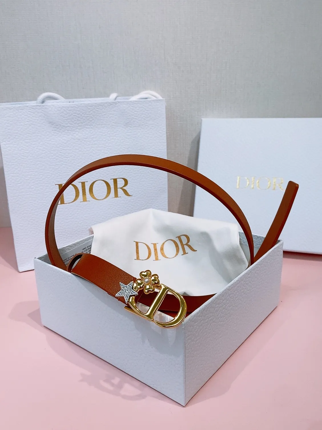 💰440💰Full package💰 💍Purchase grade Dior⚡️🌹Montaigne Lucky Charms, 20 mm belt buckle This model with aged gold metal CD buckle is revisited in a light gold suede calfskin version for a casual and modern look. Her silhouette will upgrade a skirt, pants or dress. Saddle CD buckle Resin beads Silver tone crystals Christian Dior Paris logo on the interior Width: 2.0cm