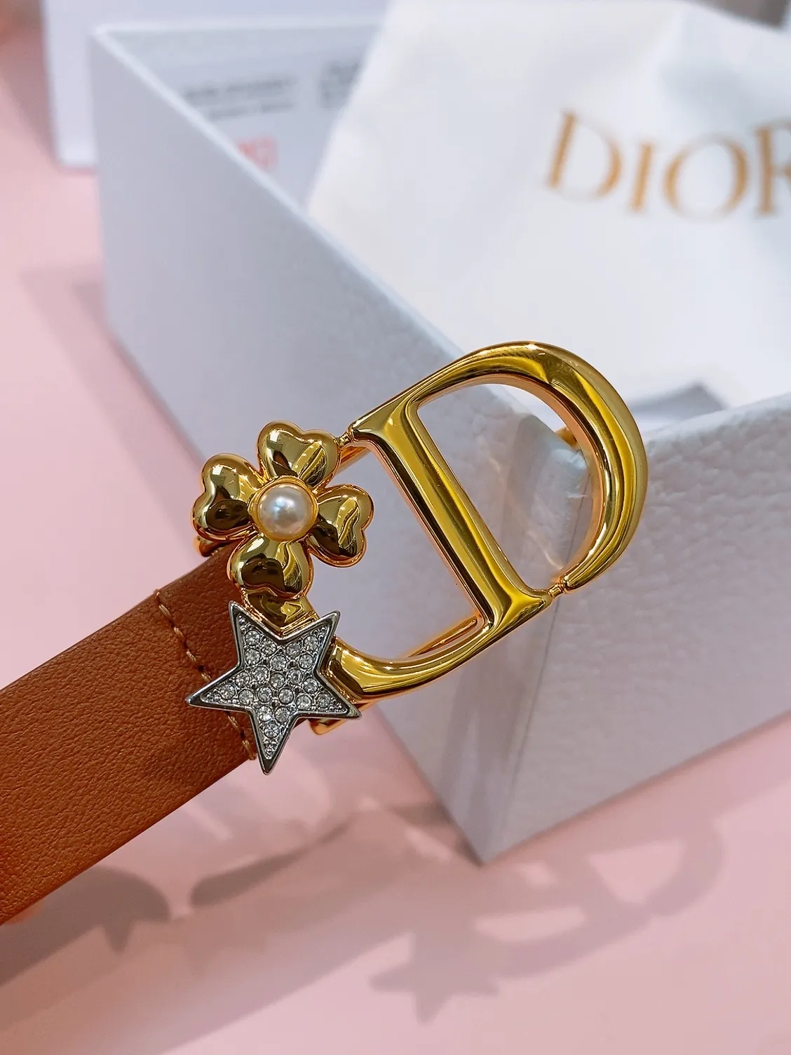 💰440💰Full package💰 💍Purchase grade Dior⚡️🌹Montaigne Lucky Charms, 20 mm belt buckle This model with aged gold metal CD buckle is revisited in a light gold suede calfskin version for a casual and modern look. Her silhouette will upgrade a skirt, pants or dress. Saddle CD buckle Resin beads Silver tone crystals Christian Dior Paris logo on the interior Width: 2.0cm
