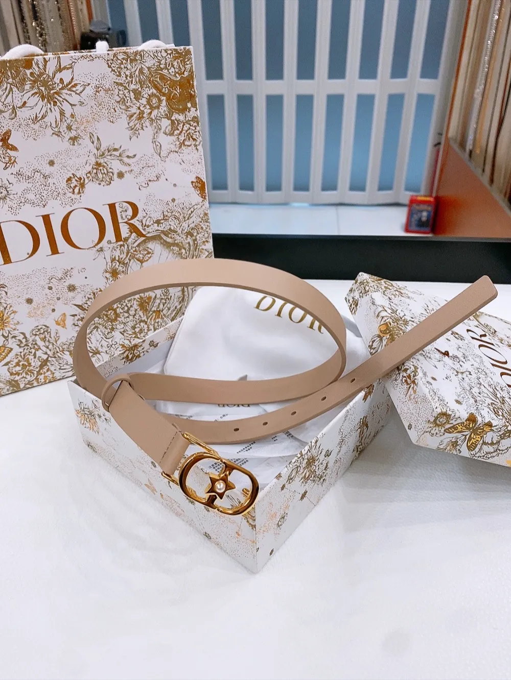 💰440💰Full package💰 💍Purchase grade Dior ⚡️20mm black smooth cow leather and silver tone imitation crystal ⚡️Lucky 30 Montaigne Star CD belt buckle White resin beads ⚡️ Christian Dior Paris logo on the inside Glossy gold finish metal details Top/bottom layer: cow leather Excluding trims and decorative lines