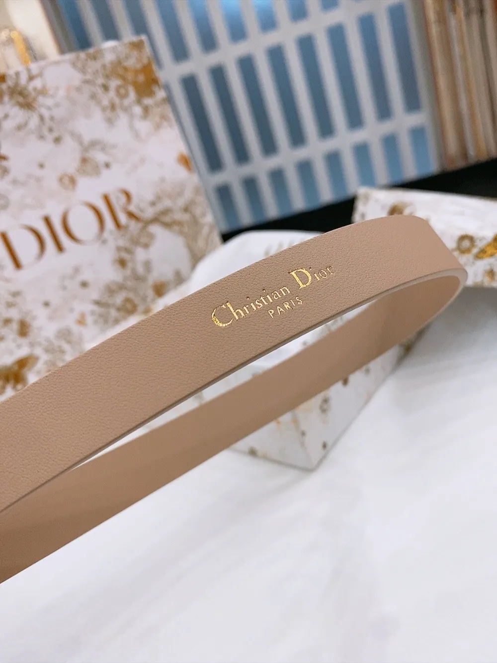 💰440💰Full package💰 💍Purchase grade Dior ⚡️20mm black smooth cow leather and silver tone imitation crystal ⚡️Lucky 30 Montaigne Star CD belt buckle White resin beads ⚡️ Christian Dior Paris logo on the inside Glossy gold finish metal details Top/bottom layer: cow leather Excluding trims and decorative lines