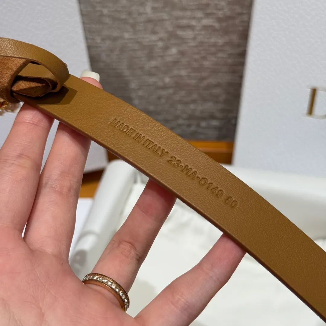 💰460💰Full package💰 💍Purchase level Dior⚡️🌹New women’s belt The new belt is designed with suede leather on the front and smooth cow leather on the back. The classic CD belt buckle is presented in a shiny gold-finish metal version⚡️🌹The letter C is inlaid with white resin beads of different sizes, highlighting the brand's exquisite craftsmanship. The style is fashionable and elegant and can be paired with jeans, skirts or dresses⚡️🌹Width 2.0cm