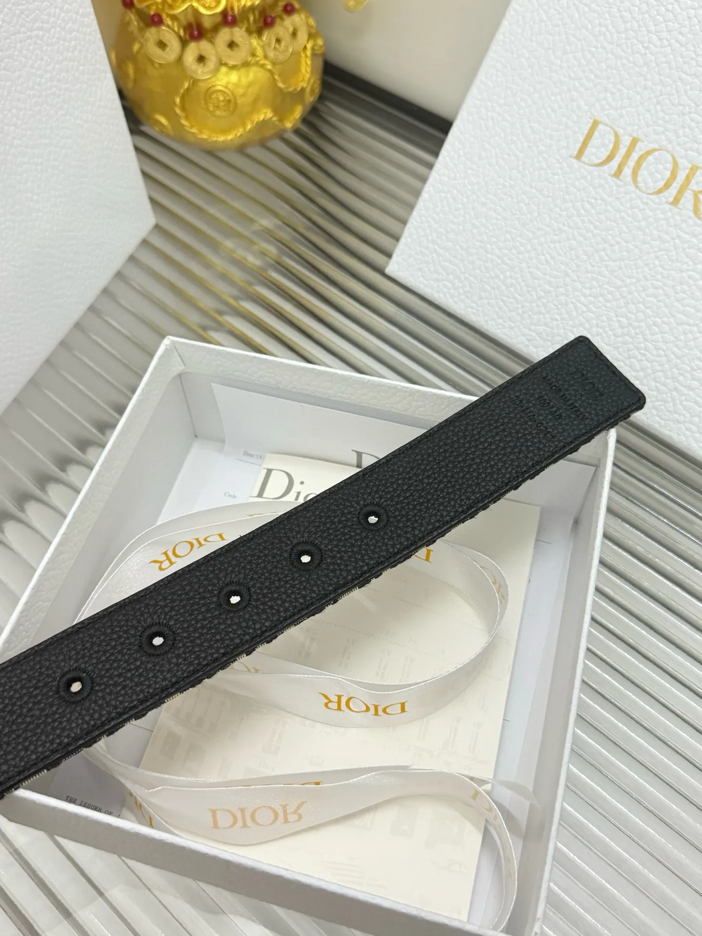 ✅Width: 𝟑.𝟱𝗰𝗺 ❑ Christian Dior original fabric with calfskin and stitching holes, strong and not easy to deform 🎉 + high-quality tungsten steel hardware buckle. Open the mold. The pattern is clearly visible and the traces are exposed, restoring the official authentic quality to the greatest extent P460