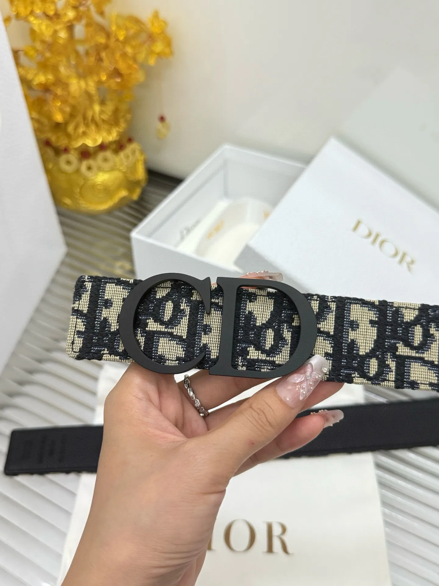 ✅Width: 𝟑.𝟱𝗰𝗺 ❑ Christian Dior original fabric with calfskin and stitching holes, strong and not easy to deform 🎉 + high-quality tungsten steel hardware buckle. Open the mold. The pattern is clearly visible and the traces are exposed, restoring the official authentic quality to the greatest extent P460