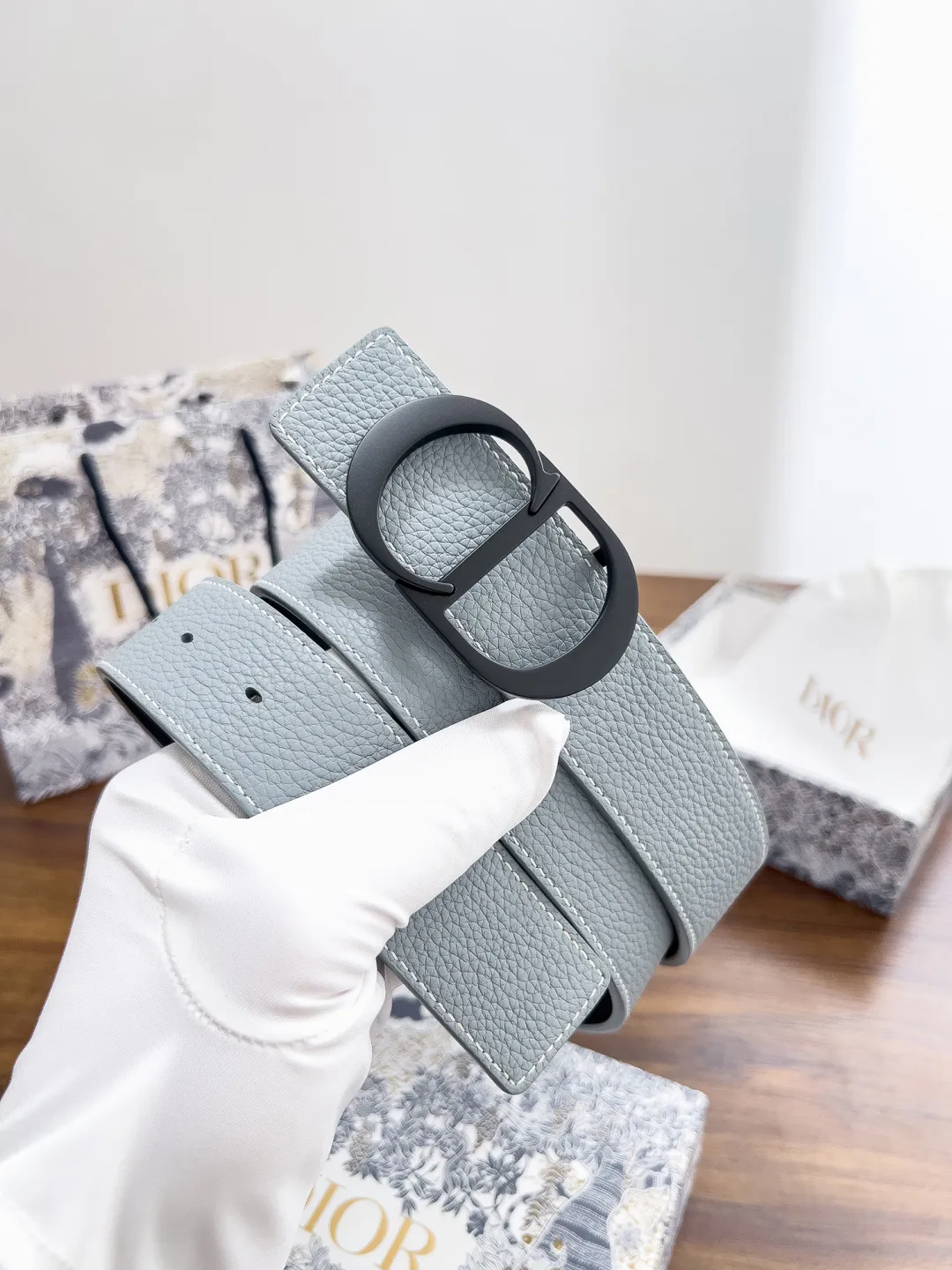 💰480💰Full package💰 💍Dior purchasing goods Width 3.5cm Material: double-grained calfskin, soft Q-elastic, fine workmanship, welcome to compare. Discount: Fully polished discount (the inner ring of the original order is not polished) Size: 100-125cm Packaging: Picture packaging