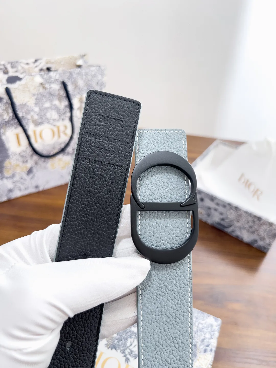 💰480💰Full package💰 💍Dior purchasing goods Width 3.5cm Material: double-grained calfskin, soft Q-elastic, fine workmanship, welcome to compare. Discount: Fully polished discount (the inner ring of the original order is not polished) Size: 100-125cm Packaging: Picture packaging