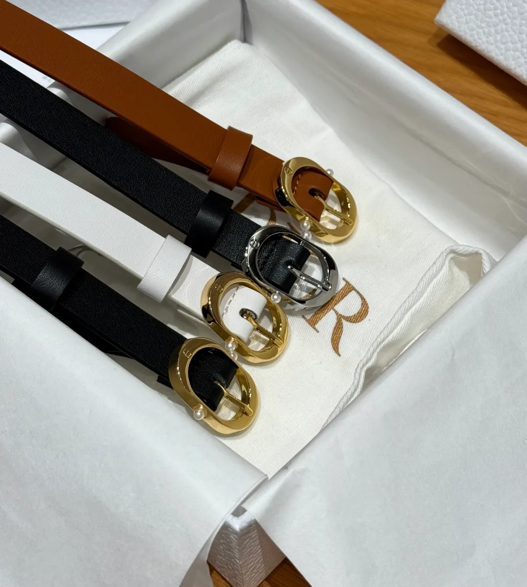 💰440💰Full package💰 💍Purchase level Dior ⚡️🌹Chic 20mm belt This belt draws inspiration from the handbag of the same name and is carefully made of smooth cow leather. It is equipped with a shiny metal belt buckle and is inlaid with white resin beads on both sides to enhance the style. It can be paired with a classic suit jacket, dress or jeans to add an elegant look. Width: 20mm