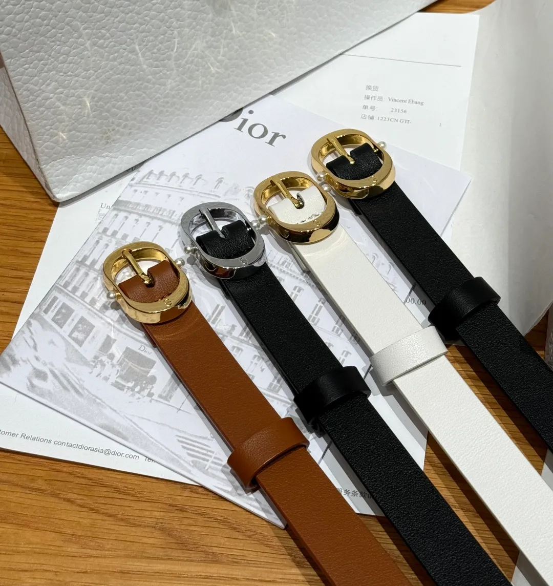 💰440💰Full package💰 💍Purchase level Dior ⚡️🌹Chic 20mm belt This belt draws inspiration from the handbag of the same name and is carefully made of smooth cow leather. It is equipped with a shiny metal belt buckle and is inlaid with white resin beads on both sides to enhance the style. It can be paired with a classic suit jacket, dress or jeans to add an elegant look. Width: 20mm