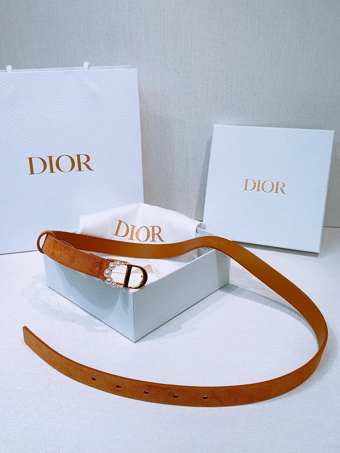 💰420💰Full package💰 💍Purchase grade Dior Ceinture Saddle Cuir de veau suédé couleur Light Gold, 20 mm This model with aged gold metal CD buckle is revisited in a light gold suede calfskin version for a casual and modern look. Her silhouette will upgrade a skirt, pants or dress. Saddle CD buckle Signature Christian Dior Paris Classic CD Made in Italy Width: 2.0cm