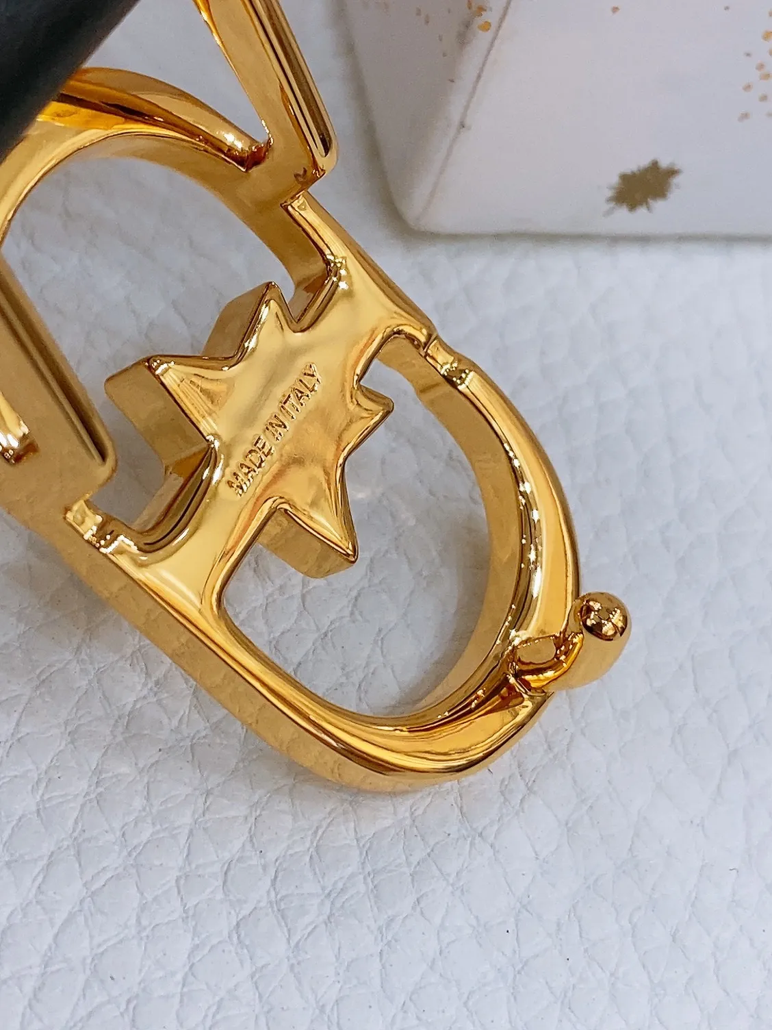 💰440💰Full package💰 💍Purchase grade Dior ⚡️20mm black smooth cow leather and silver tone imitation crystal ⚡️Lucky 30 Montaigne Star CD belt buckle White resin beads ⚡️ Christian Dior Paris logo on the inside Glossy gold finish metal details Top/bottom layer: cow leather Excluding trims and decorative lines