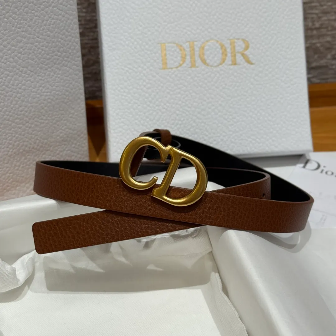 💰440💰Full package💰 💍Purchase level Dior Saddle Belt This saddle belt is a classic accessory, reinterpreted with grained cow leather, fashionable and casual design, decorated with antique gold finish metal CD belt buckle, slim style, more flattering when paired with skirts, dresses or trousers. Width 2.0cm