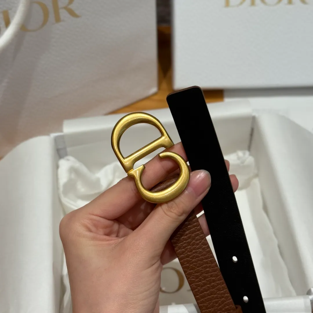 💰440💰Full package💰 💍Purchase level Dior Saddle Belt This saddle belt is a classic accessory, reinterpreted with grained cow leather, fashionable and casual design, decorated with antique gold finish metal CD belt buckle, slim style, more flattering when paired with skirts, dresses or trousers. Width 2.0cm