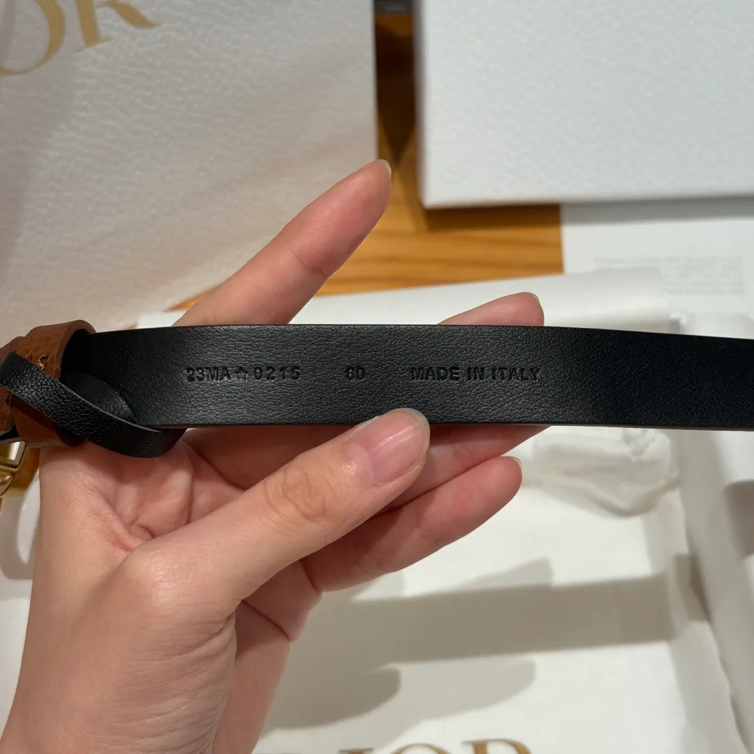 💰440💰Full package💰 💍Purchase level Dior Saddle Belt This saddle belt is a classic accessory, reinterpreted with grained cow leather, fashionable and casual design, decorated with antique gold finish metal CD belt buckle, slim style, more flattering when paired with skirts, dresses or trousers. Width 2.0cm