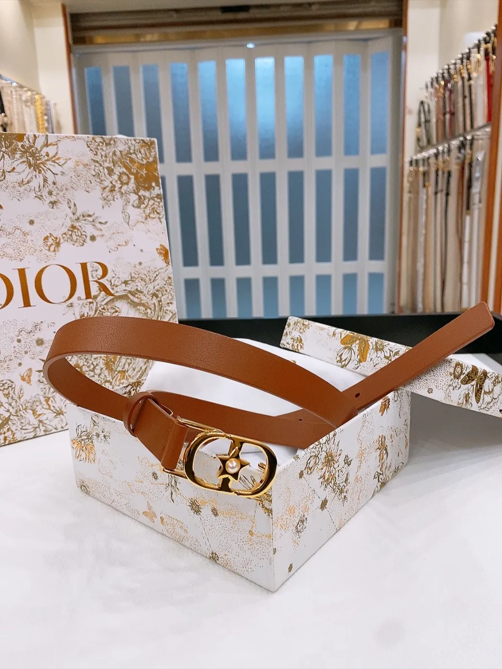 💰440💰Full package💰 💍Purchase grade Dior ⚡️20mm black smooth cow leather and silver tone imitation crystal ⚡️Lucky 30 Montaigne Star CD belt buckle White resin beads ⚡️ Christian Dior Paris logo on the inside Glossy gold finish metal details Top/bottom layer: cow leather Excluding trims and decorative lines