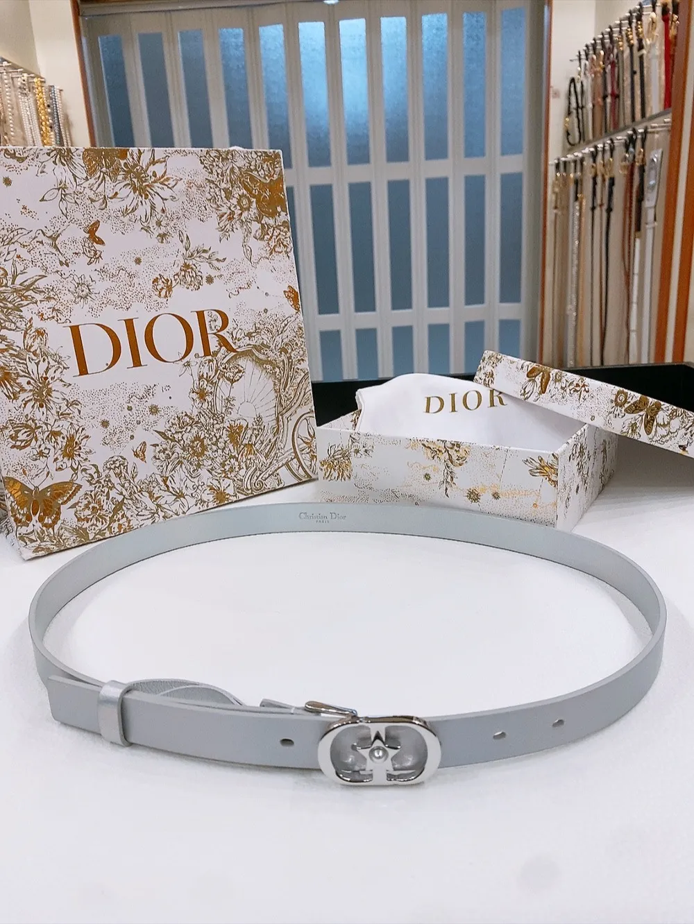 💰440💰Full package💰 💍Purchase grade Dior ⚡️20mm black smooth cow leather and silver tone imitation crystal ⚡️Lucky 30 Montaigne Star CD belt buckle White resin beads ⚡️ Christian Dior Paris logo on the inside Glossy gold finish metal details Top/bottom layer: cow leather Excluding trims and decorative lines