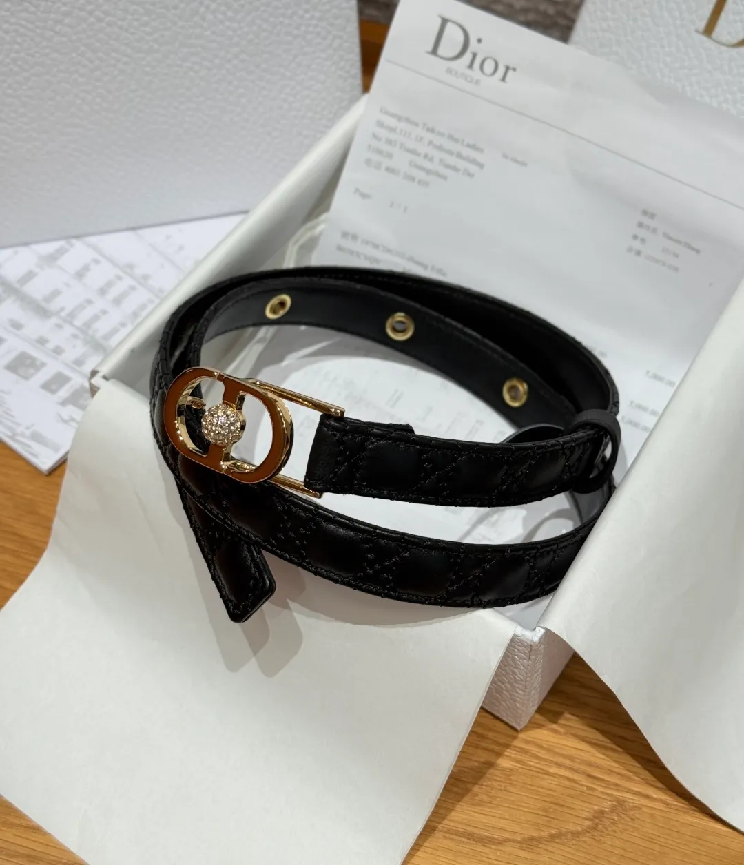 💰480💰Full package💰 💍Purchase level Dior -30 Montaigne Jolie belt This 30 Montaigne Jolie belt draws inspiration from the handbag of the same name👜 and is carefully made of smooth cow leather and other materials. It is decorated with a lustrous gold-finished metal belt buckle and is paired with pavé beads inlaid with silver-toned crystals. It can be paired with a classic suit jacket, dress or jeans, adding an elegant touch. Width 2.0cm