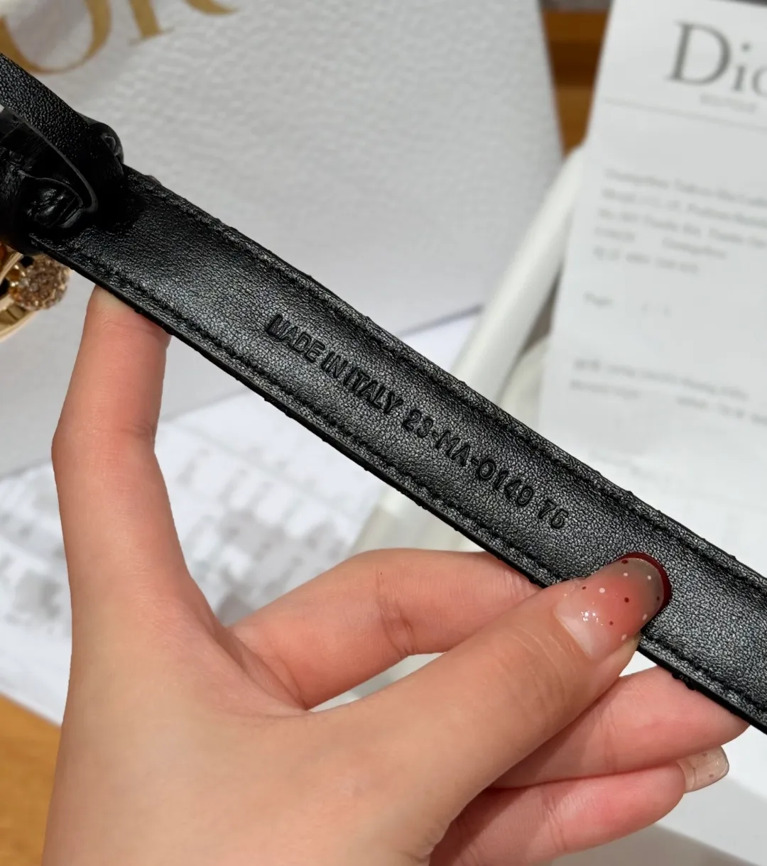 💰480💰Full package💰 💍Purchase level Dior -30 Montaigne Jolie belt This 30 Montaigne Jolie belt draws inspiration from the handbag of the same name👜 and is carefully made of smooth cow leather and other materials. It is decorated with a lustrous gold-finished metal belt buckle and is paired with pavé beads inlaid with silver-toned crystals. It can be paired with a classic suit jacket, dress or jeans, adding an elegant touch. Width 2.0cm
