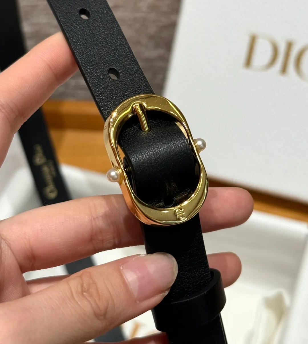 💰440💰Full package💰 💍Purchase level Dior ⚡️🌹Chic 20mm belt This belt draws inspiration from the handbag of the same name and is carefully made of smooth cow leather. It is equipped with a shiny metal belt buckle and is inlaid with white resin beads on both sides to enhance the style. It can be paired with a classic suit jacket, dress or jeans to add an elegant look. Width: 20mm