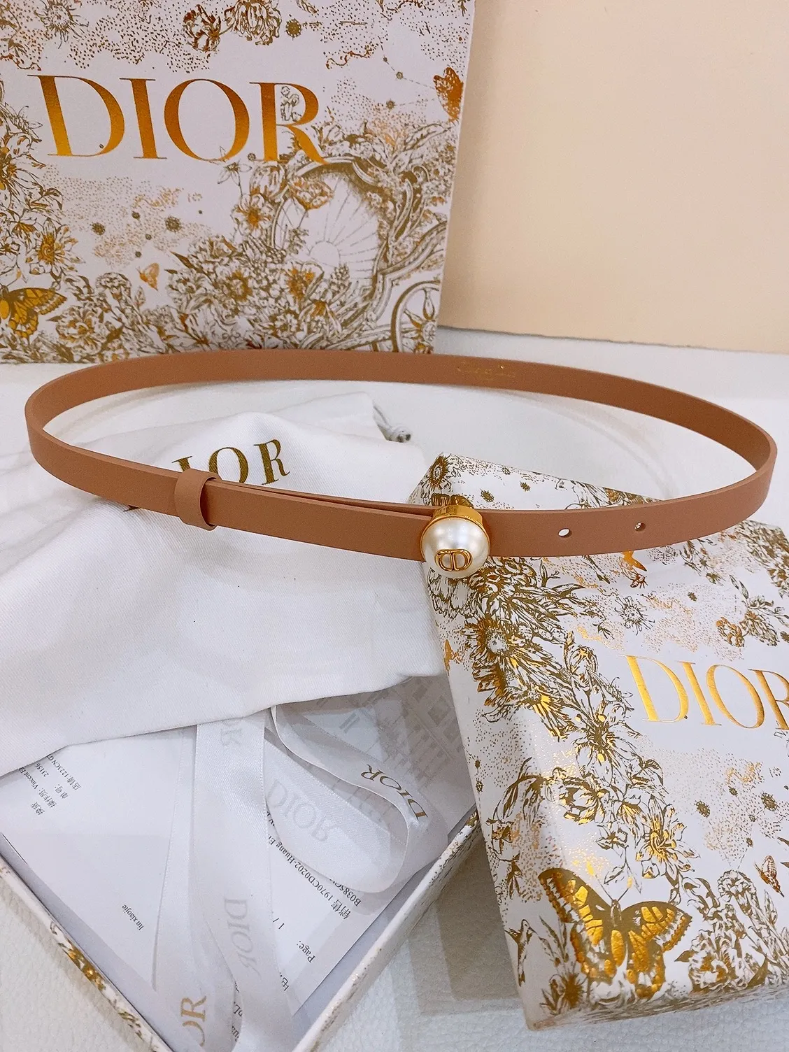 💰440💰Full set of packaging💰 💍Purchase level Dior dior new women's belt this 30 Montaigne The Treasure belt is a new item in the 2025 autumn ready-to-wear series. It shows a vivid and classic shape. It is carefully made of smooth cow leather and other materials. It is equipped with a unique new gold-finished metal medal belt buckle, embellished with a black enamel CD logo, and comes with a clip closure. It is fashionable and adjustable and can be easily matched with a classic suit jacket, skirt or dress. Width 1.5cm