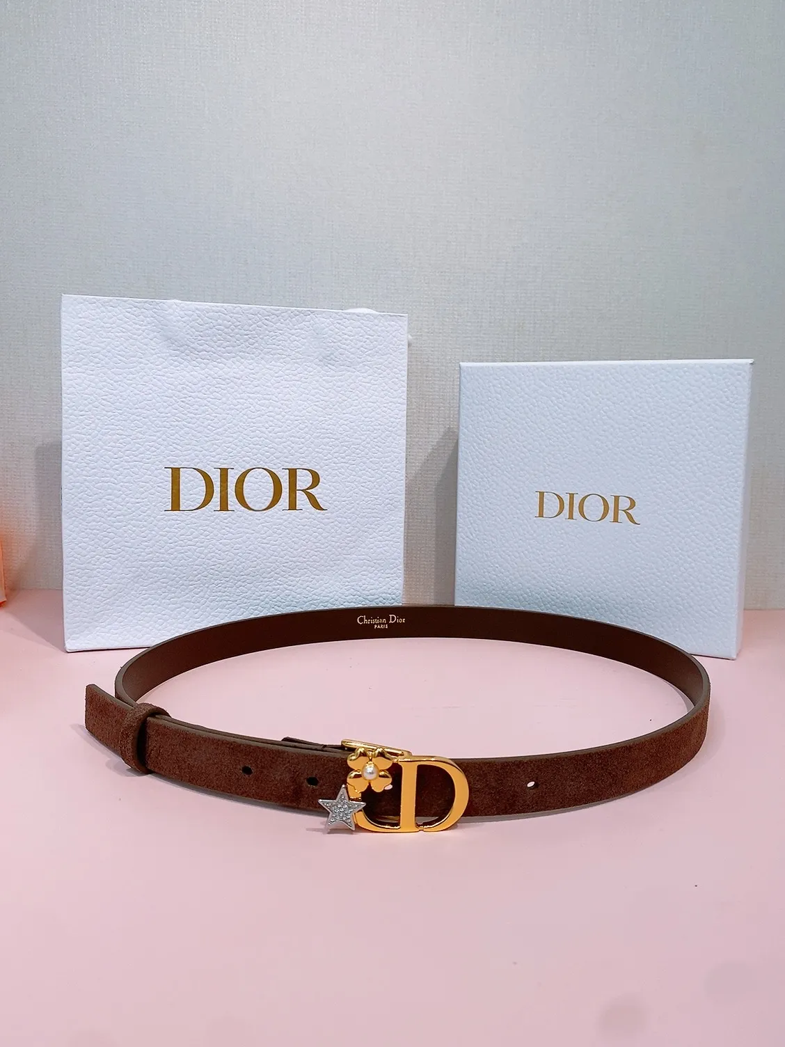 💰440💰Full package💰 💍Purchase grade Dior⚡️🌹Montaigne Lucky Charms, 20 mm belt buckle This model with aged gold metal CD buckle is revisited in a light gold suede calfskin version for a casual and modern look. Her silhouette will upgrade a skirt, pants or dress. Saddle CD buckle Resin beads Silver tone crystals Christian Dior Paris logo on the interior Width: 2.0cm
