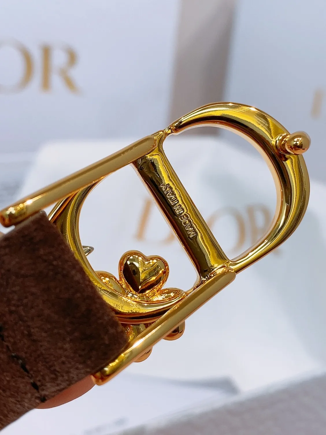 💰440💰Full package💰 💍Purchase grade Dior⚡️🌹Montaigne Lucky Charms, 20 mm belt buckle This model with aged gold metal CD buckle is revisited in a light gold suede calfskin version for a casual and modern look. Her silhouette will upgrade a skirt, pants or dress. Saddle CD buckle Resin beads Silver tone crystals Christian Dior Paris logo on the interior Width: 2.0cm