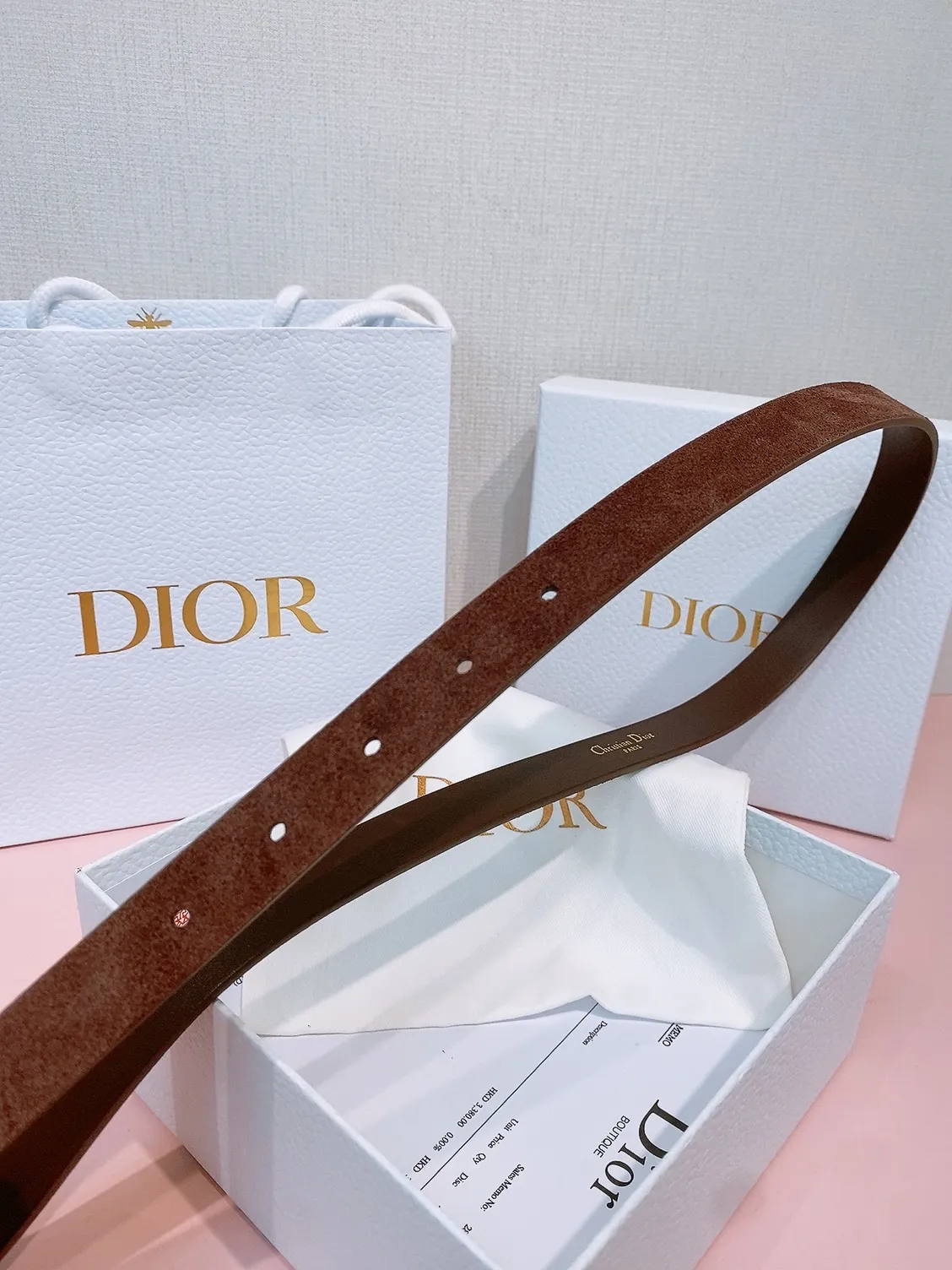 💰440💰Full package💰 💍Purchase grade Dior⚡️🌹Montaigne Lucky Charms, 20 mm belt buckle This model with aged gold metal CD buckle is revisited in a light gold suede calfskin version for a casual and modern look. Her silhouette will upgrade a skirt, pants or dress. Saddle CD buckle Resin beads Silver tone crystals Christian Dior Paris logo on the interior Width: 2.0cm