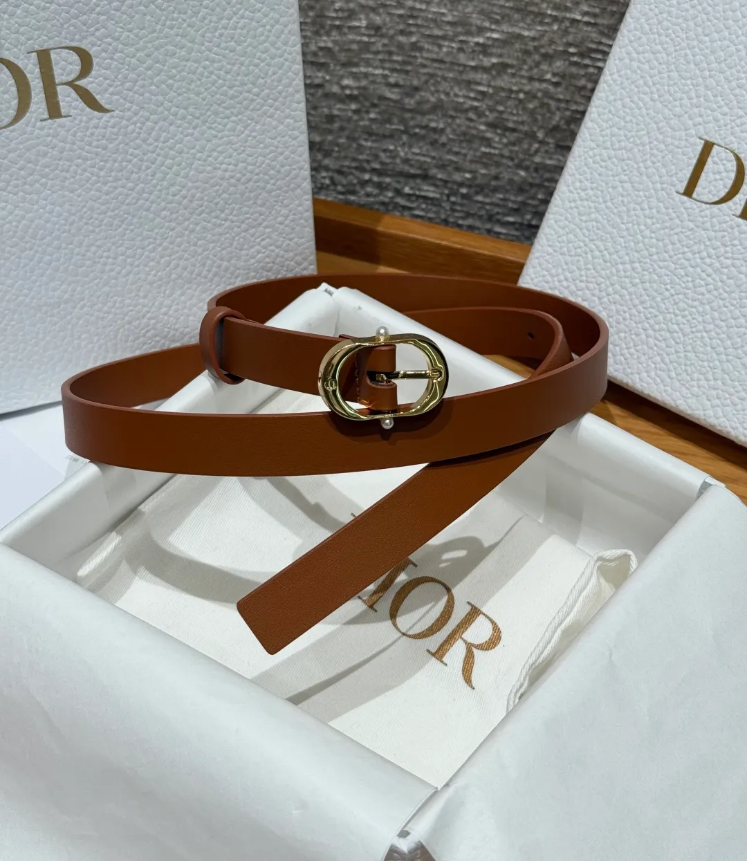 💰440💰Full package💰 💍Purchase level Dior ⚡️🌹Chic 20mm belt This belt draws inspiration from the handbag of the same name and is carefully made of smooth cow leather. It is equipped with a shiny metal belt buckle and is inlaid with white resin beads on both sides to enhance the style. It can be paired with a classic suit jacket, dress or jeans to add an elegant look. Width: 20mm