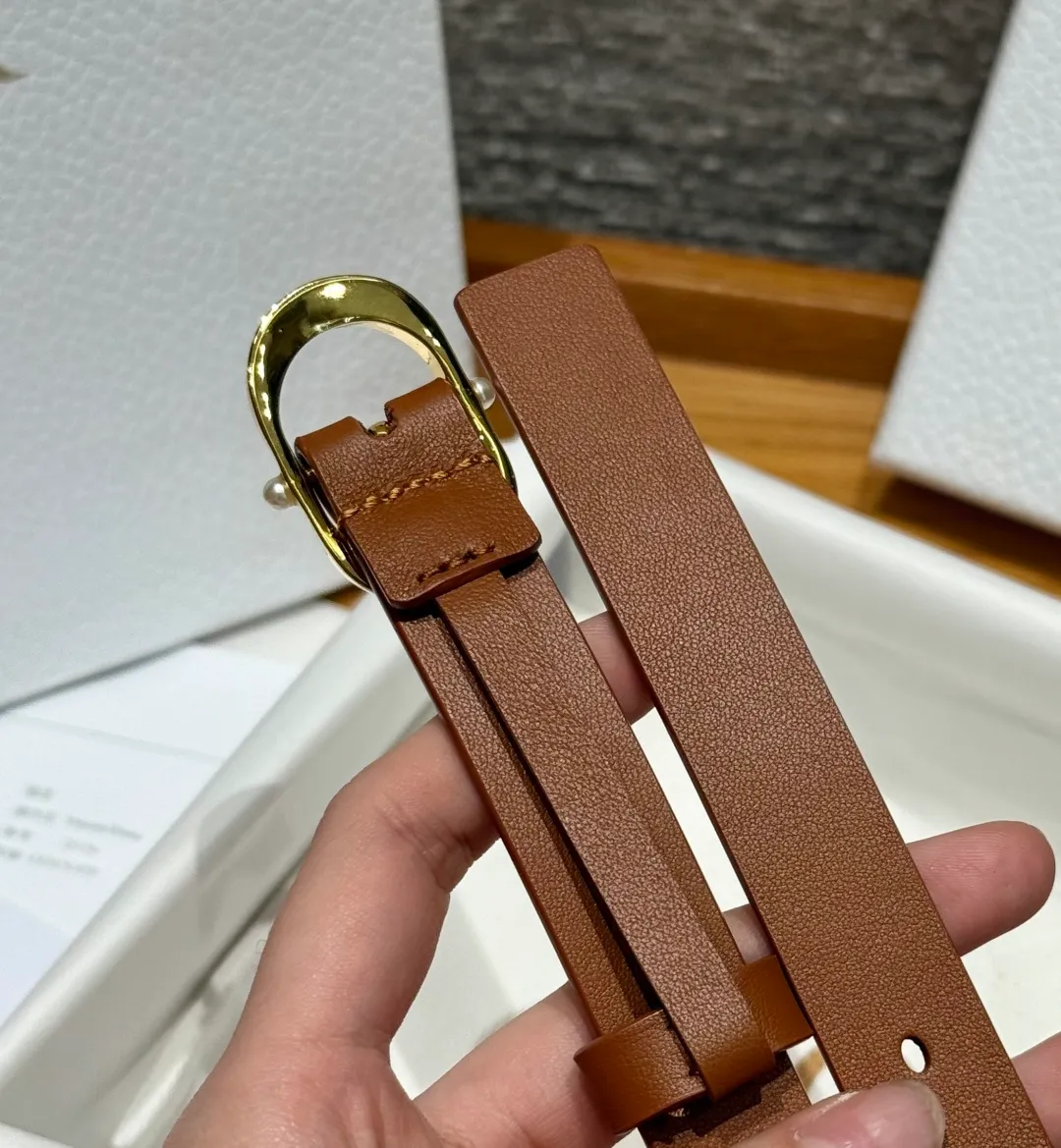 💰440💰Full package💰 💍Purchase level Dior ⚡️🌹Chic 20mm belt This belt draws inspiration from the handbag of the same name and is carefully made of smooth cow leather. It is equipped with a shiny metal belt buckle and is inlaid with white resin beads on both sides to enhance the style. It can be paired with a classic suit jacket, dress or jeans to add an elegant look. Width: 20mm