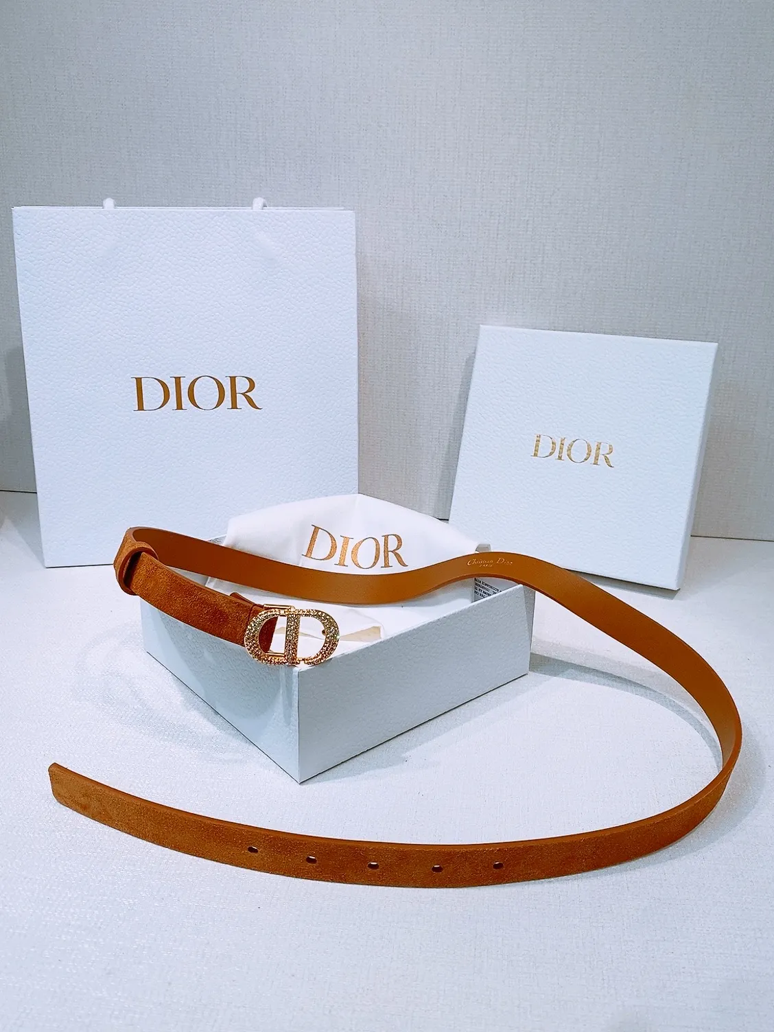 💰440💰Full package💰 💍Purchasing level Dior Ceinture Saddle Cuir de veau suédé couleur Light Gold, 20 mm This model with aged gold metal CD buckle is revisited in a light gold suede calfskin version for a casual and modern look. Her silhouette will upgrade a skirt, pants or dress. Saddle CD buckle Signature Christian Dior Paris Classic CD Made in Italy Width: 2.0cm