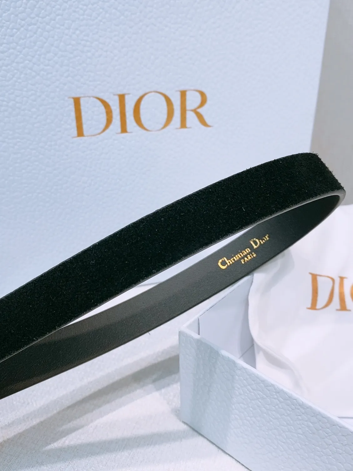 💰440💰Full package💰 💍Purchasing level Dior Ceinture Saddle Cuir de veau suédé couleur Light Gold, 20 mm This model with aged gold metal CD buckle is revisited in a light gold suede calfskin version for a casual and modern look. Her silhouette will upgrade a skirt, pants or dress. Saddle CD buckle Signature Christian Dior Paris Classic CD Made in Italy Width: 2.0cm