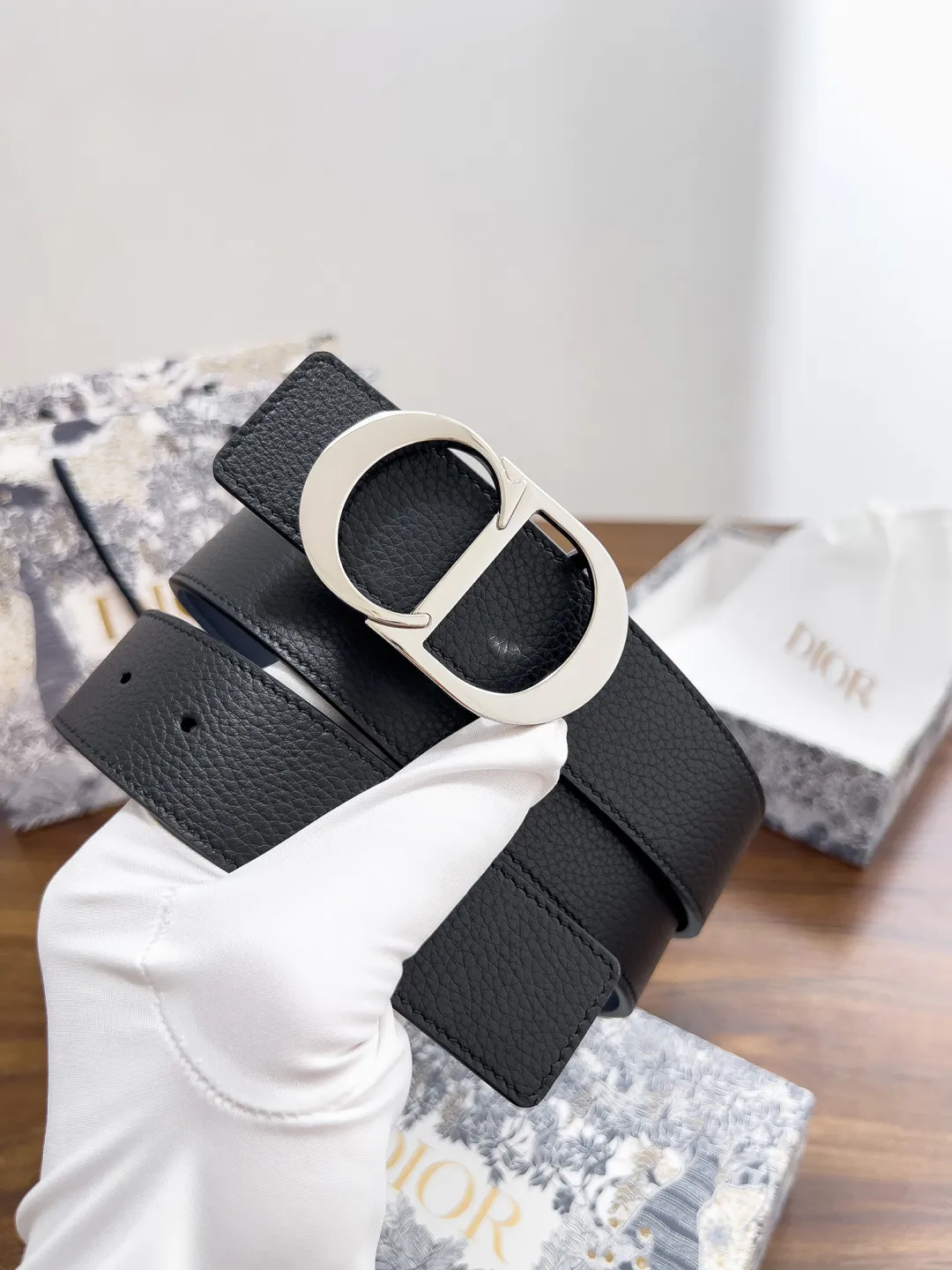 💰480💰Full package💰 💍Dior purchasing goods Width 3.5cm Material: double-grained calfskin, soft Q-elastic, fine workmanship, welcome to compare. Discount: Fully polished discount (the inner ring of the original order is not polished) Size: 100-125cm Packaging: Picture packaging