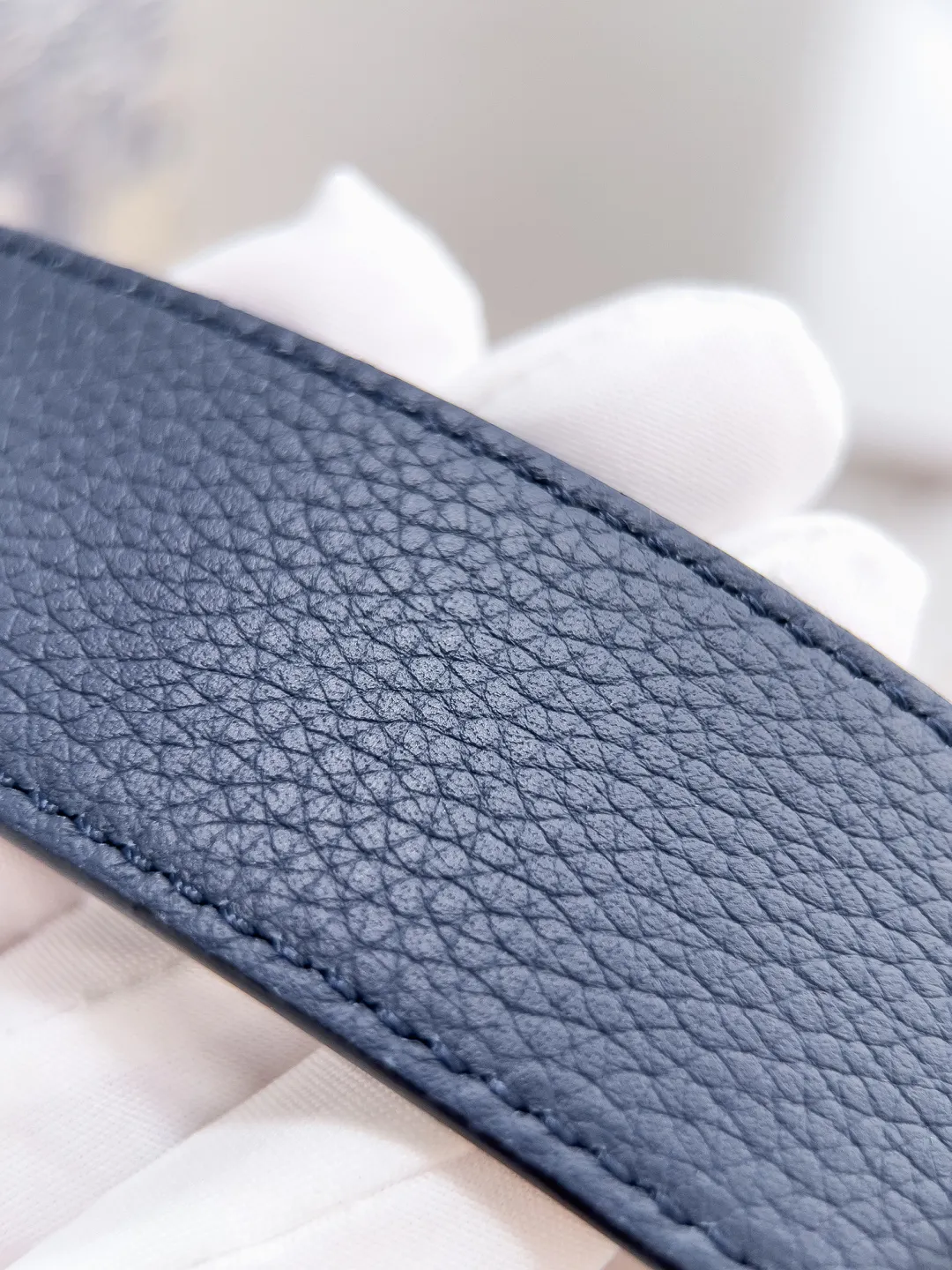 💰480💰Full package💰 💍Dior purchasing goods Width 3.5cm Material: double-grained calfskin, soft Q-elastic, fine workmanship, welcome to compare. Discount: Fully polished discount (the inner ring of the original order is not polished) Size: 100-125cm Packaging: Picture packaging