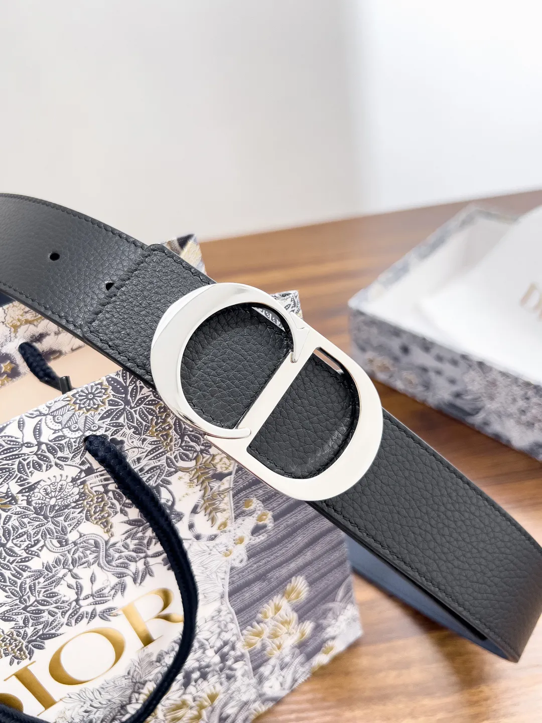 💰480💰Full package💰 💍Dior purchasing goods Width 3.5cm Material: double-grained calfskin, soft Q-elastic, fine workmanship, welcome to compare. Discount: Fully polished discount (the inner ring of the original order is not polished) Size: 100-125cm Packaging: Picture packaging