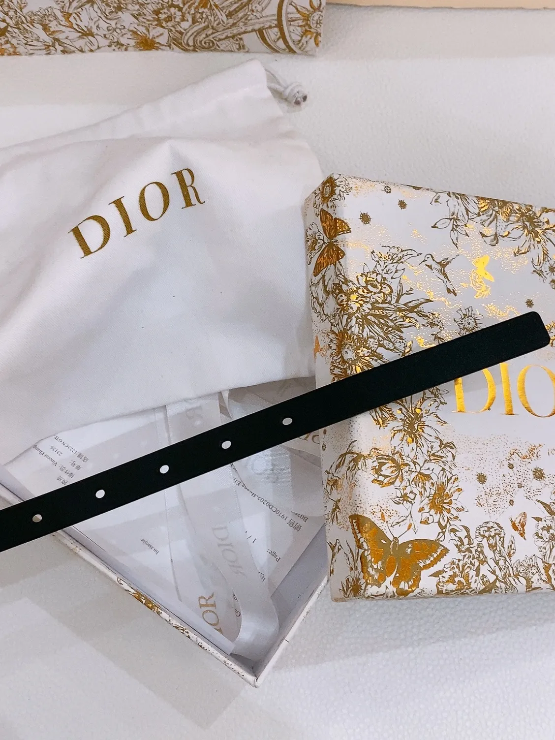 💰440💰Full set of packaging💰 💍Purchase level Dior dior new women's belt this 30 Montaigne The Treasure belt is a new item in the 2025 autumn ready-to-wear series. It shows a vivid and classic shape. It is carefully made of smooth cow leather and other materials. It is equipped with a unique new gold-finished metal medal belt buckle, embellished with a black enamel CD logo, and comes with a clip closure. It is fashionable and adjustable and can be easily matched with a classic suit jacket, skirt or dress. Width 1.5cm