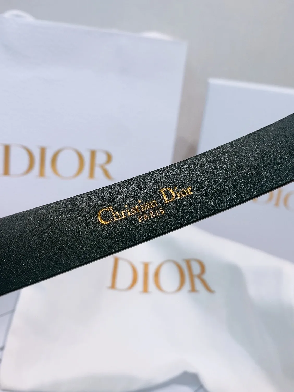 💰440💰Full package💰 💍Purchase grade Dior⚡️🌹Montaigne Lucky Charms, 20 mm belt buckle This model with aged gold metal CD buckle is revisited in a light gold suede calfskin version for a casual and modern look. Her silhouette will upgrade a skirt, pants or dress. Saddle CD buckle Resin beads Silver tone crystals Christian Dior Paris logo on the interior Width: 2.0cm