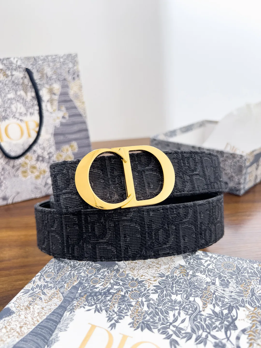 💰480💰Full package💰 💍Dior purchasing goods Width 3.5cm Material: Classic cloth with pebbled cowhide soft Q-elastic, fine workmanship, welcome to compare. Discount: Fully polished discount (the inner ring of the original order is not polished) Size: 100-125cm Packaging: Picture packaging