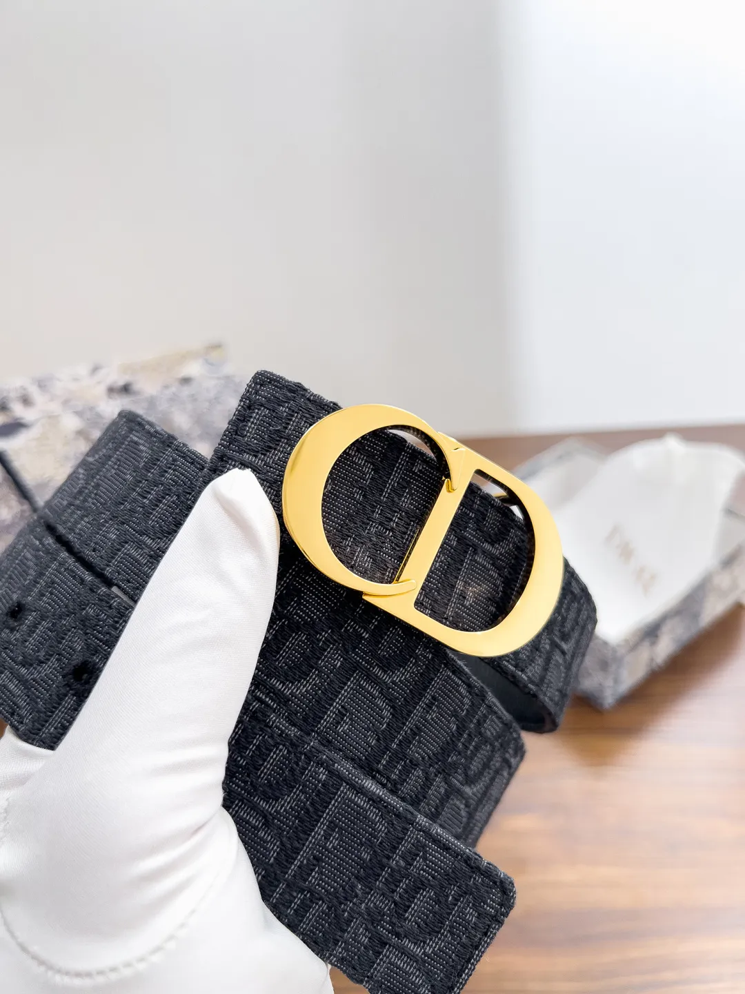 💰480💰Full package💰 💍Dior purchasing goods Width 3.5cm Material: Classic cloth with pebbled cowhide soft Q-elastic, fine workmanship, welcome to compare. Discount: Fully polished discount (the inner ring of the original order is not polished) Size: 100-125cm Packaging: Picture packaging