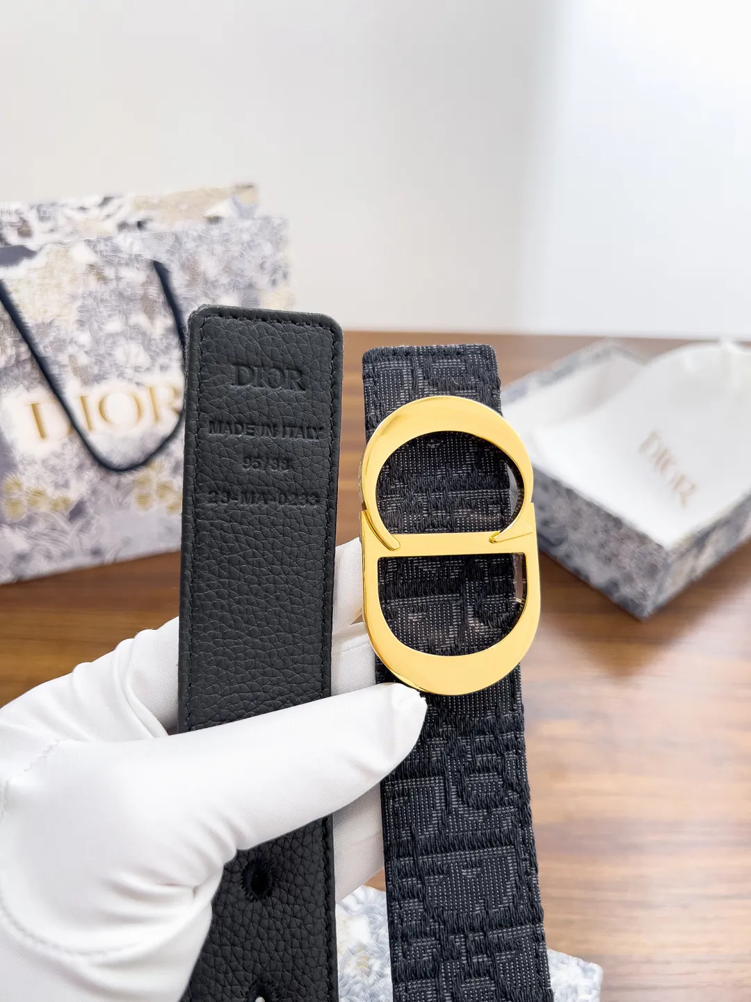 💰480💰Full package💰 💍Dior purchasing goods Width 3.5cm Material: Classic cloth with pebbled cowhide soft Q-elastic, fine workmanship, welcome to compare. Discount: Fully polished discount (the inner ring of the original order is not polished) Size: 100-125cm Packaging: Picture packaging
