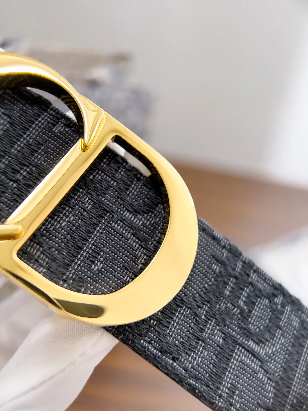 💰480💰Full package💰 💍Dior purchasing goods Width 3.5cm Material: Classic cloth with pebbled cowhide soft Q-elastic, fine workmanship, welcome to compare. Discount: Fully polished discount (the inner ring of the original order is not polished) Size: 100-125cm Packaging: Picture packaging