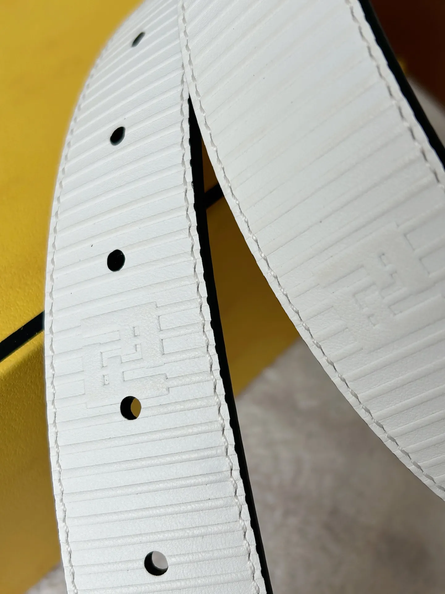 💰460💰Full package💰 💍Purchasing-grade FENDI (Fendi) men's casual belt, 3.4cm wide, made of black grained cowhide, decorated with FF pattern and embossed natural rubber stripes, gold finish metal.