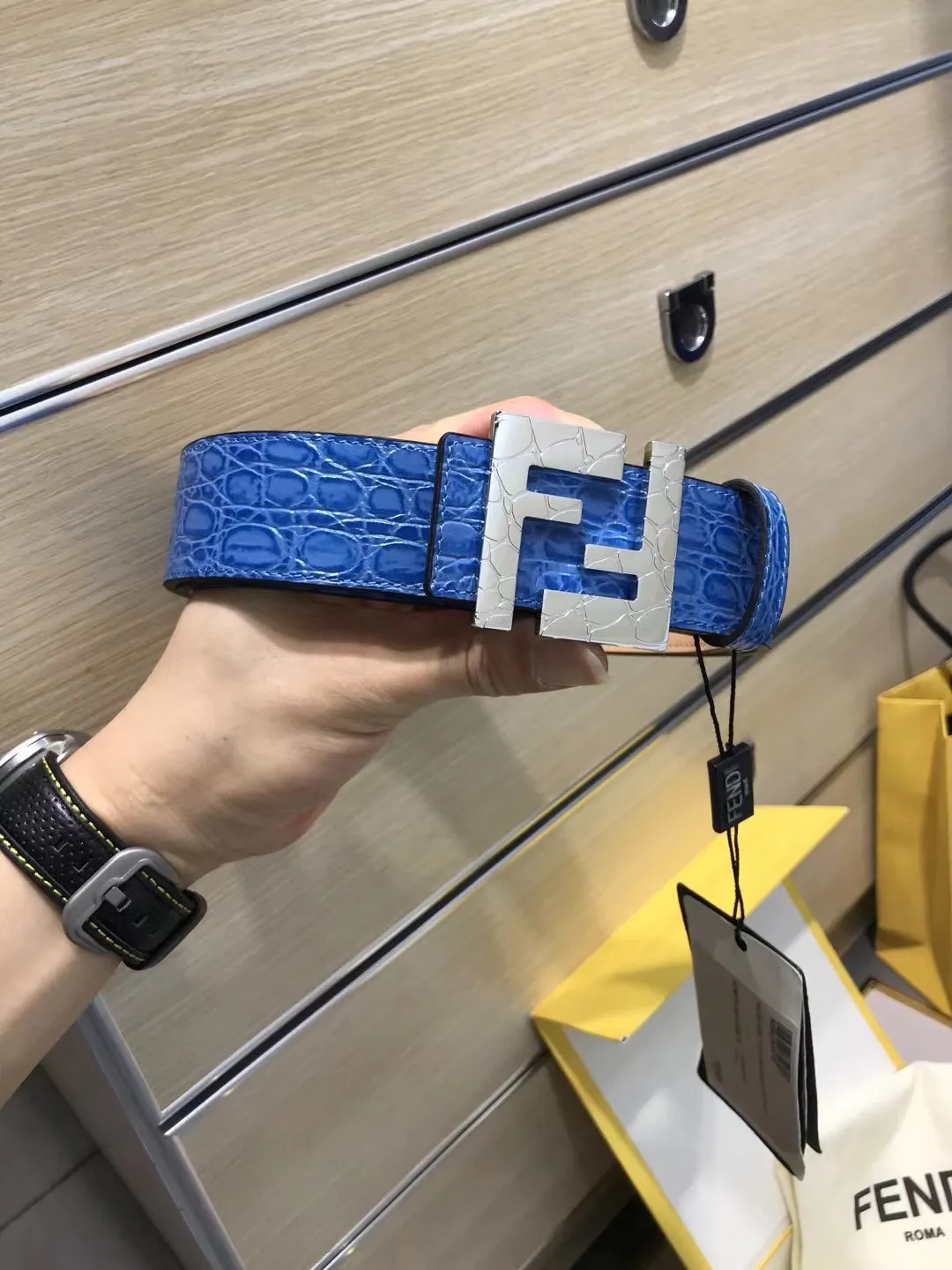 💰520💰Full set of packaging💰 💍Purchase level new model Fendi⚡️🌹Wide 39MM Support NFC chip scanning, logo-shaped wide belt⚡️🌹Original rivet buckle, imported original stone pattern and made of tree paste cowhide⚡️🌹Gold-plated surface metal products, quality assurance, non-market currency!