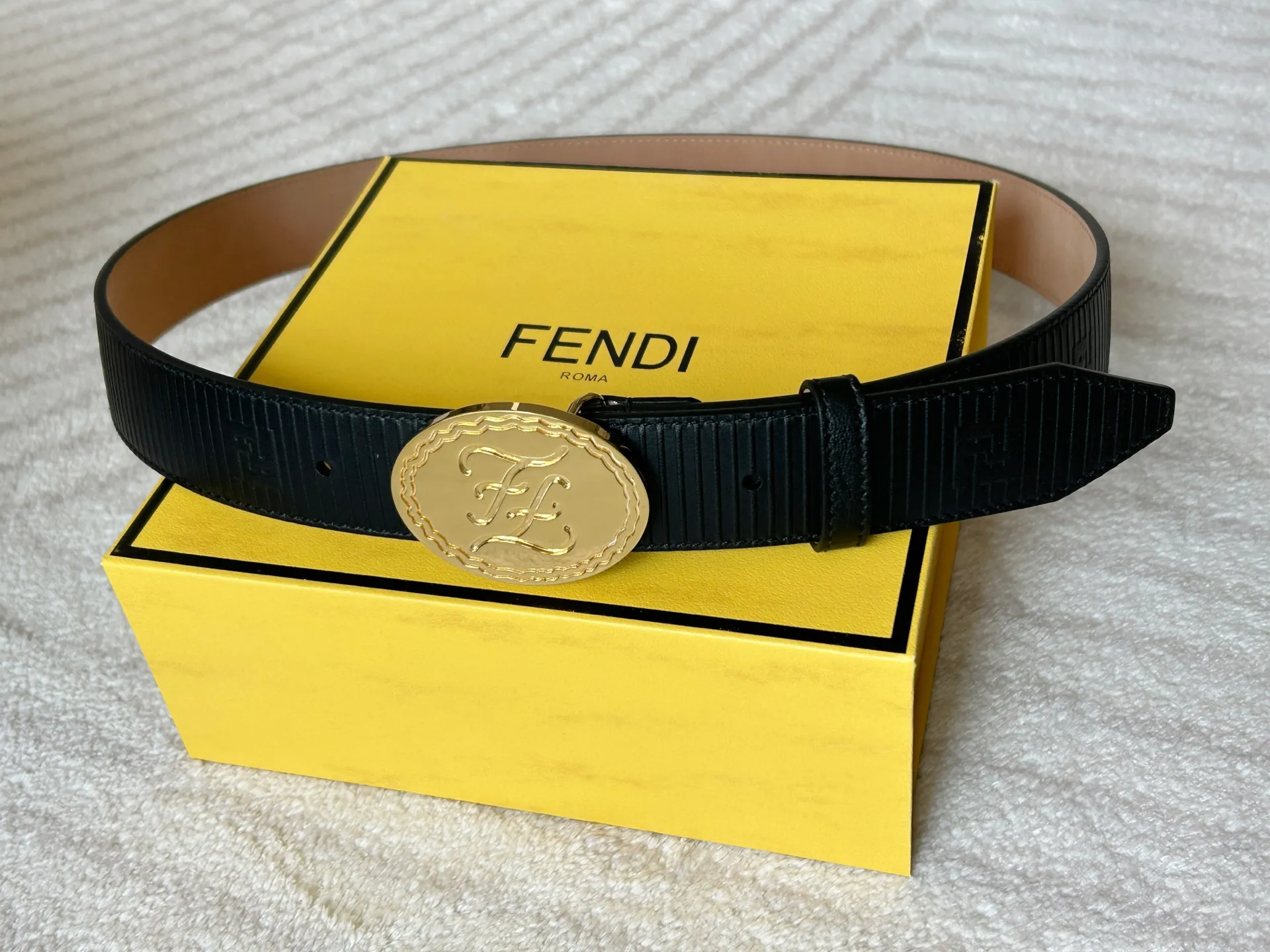 💰460💰Full package💰 💍Purchasing-grade FENDI (Fendi) men's casual belt, 3.4cm wide, made of black grained cowhide, decorated with FF pattern and embossed natural rubber stripes, gold finish metal.