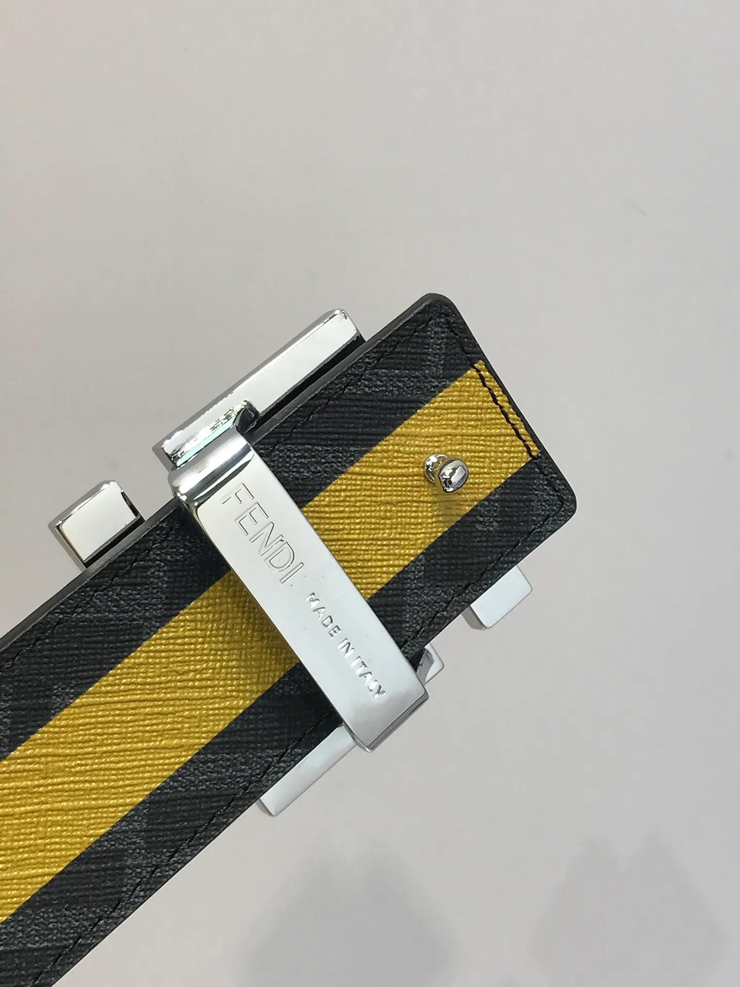 💰520💰Full set of packaging💰 💍Purchase level new style Fendi ⚡️🌹Width 38 MM Support NFC chip scanning, logo-shaped belt, original glossy secondary color ⚡️🌹Crocodile F rivet buckle, made of imported original calfskin ⚡️🌹Soft leather, gold-plated metal products, quality assurance, non-market currency!