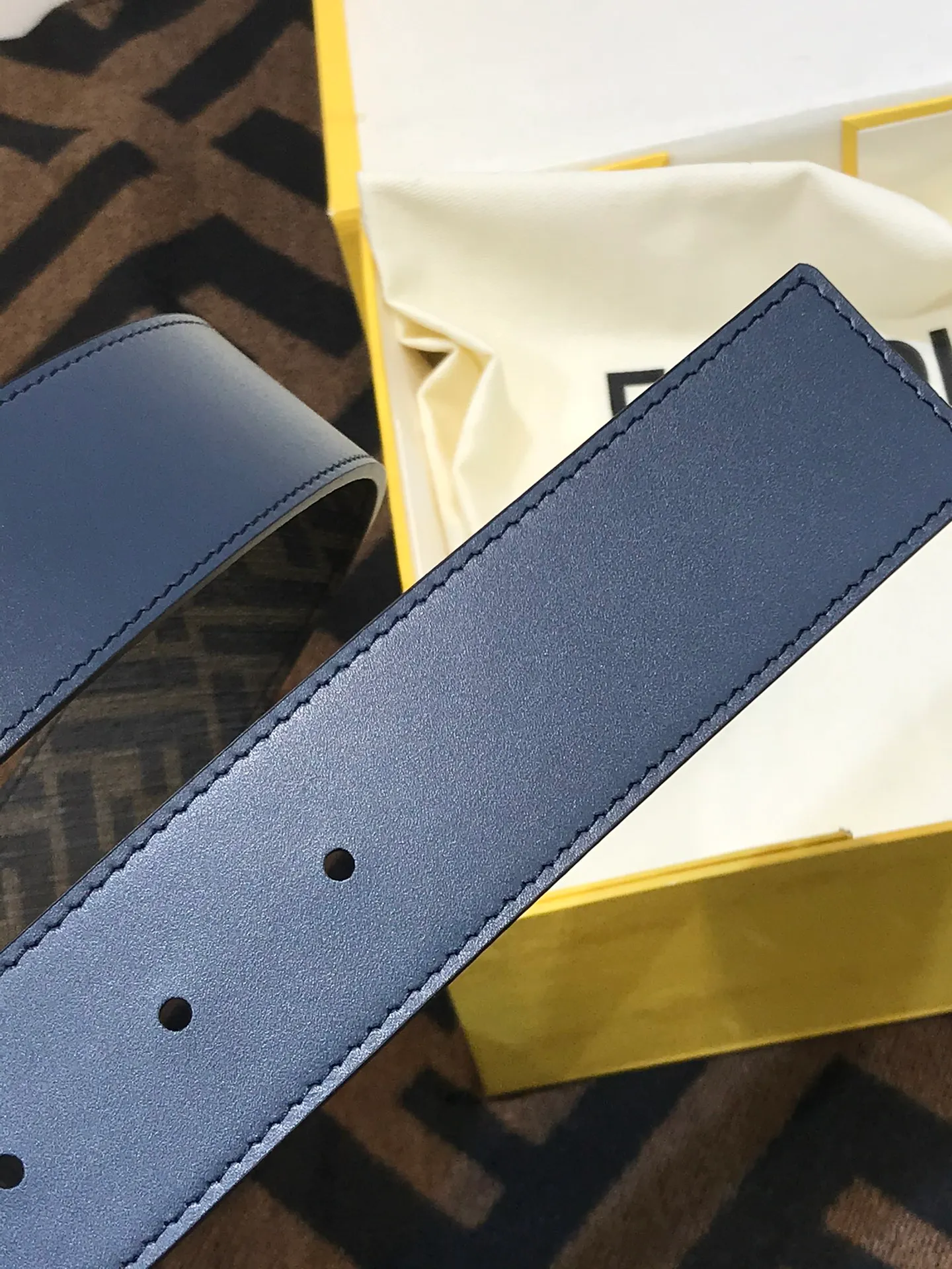💰520💰Full set of packaging💰 💍Purchase grade Fendi 38 MM wide, supports NFC chip scanning, logo-shaped belt, original F brushed gun color rivet buckle, imported original calf pattern with presbyopia, soft touch, gold-plated surface metal products, quality assurance, details are not market currency!