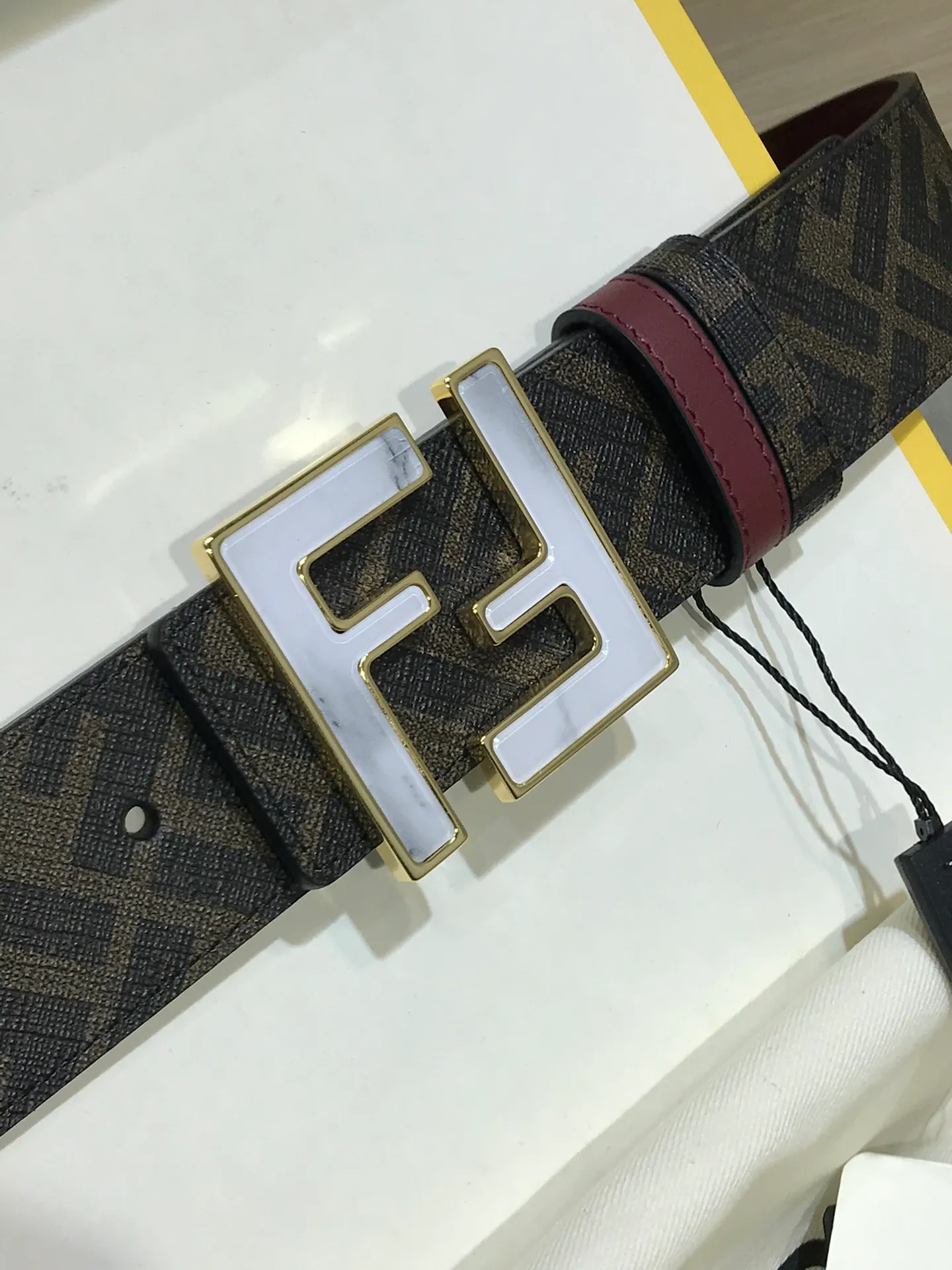 💰480💰Full set of packaging💰 💍Purchase grade Fendi Width 38 MM Supports NFC chip scanning, logo-shaped belt, original glossy secondary color acrylic F rivet buckle, imported original calfskin embossing, gold-plated surface metal products, quality assurance, non-market currency!