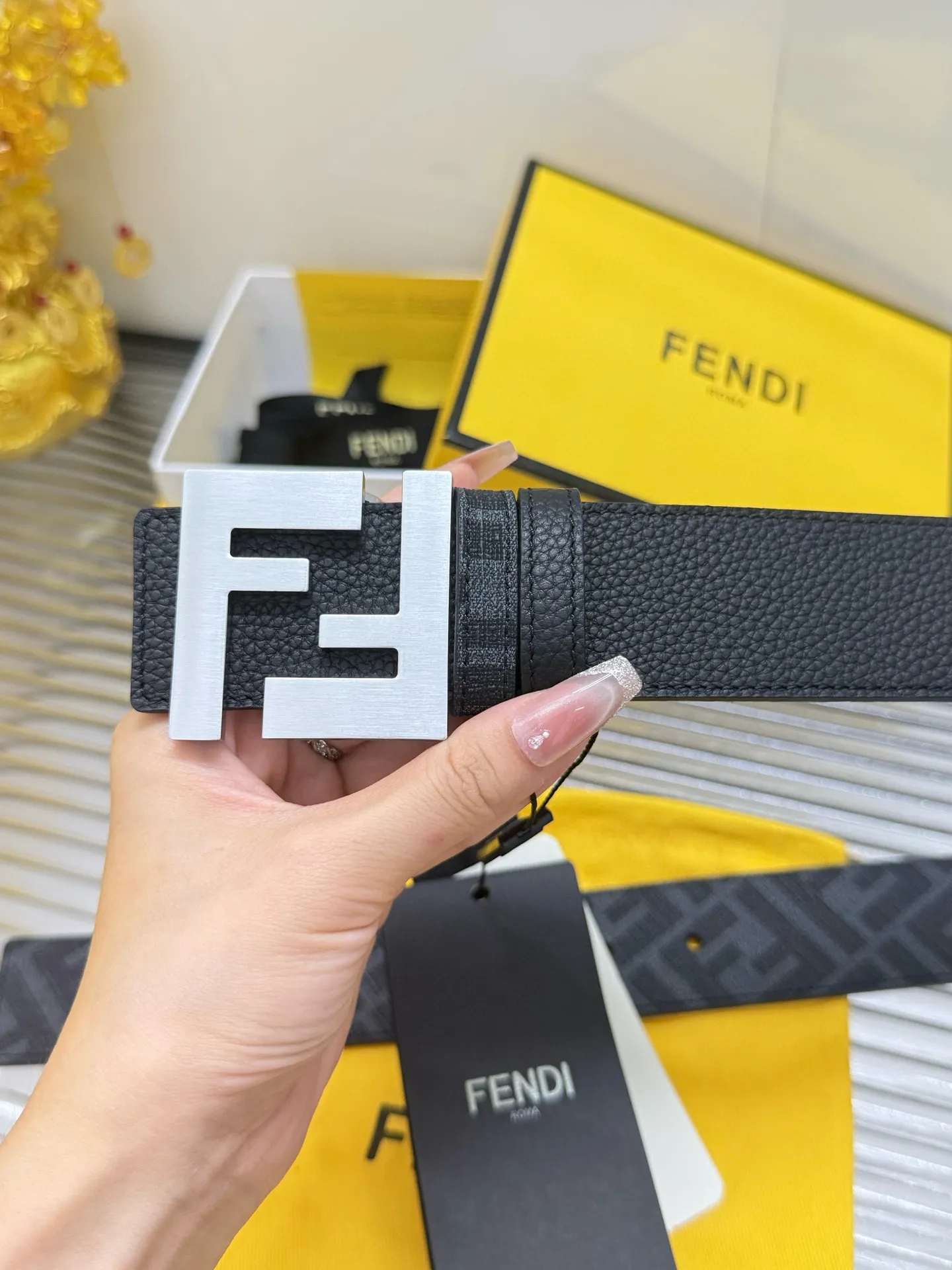 ✅Width: 𝟰.𝟬𝗰𝗺 ❑ Fendi FENDI « Comes with a full set 🛍Original packaging at the counter » Can be used on both sides Classic pattern/lychee pattern Original imported calfskin + high-quality pure copper hardware buckle ❑ Purchasing genuine goods · Fine and perfect wiring, exquisite and neat details ❗️Original high quality P480