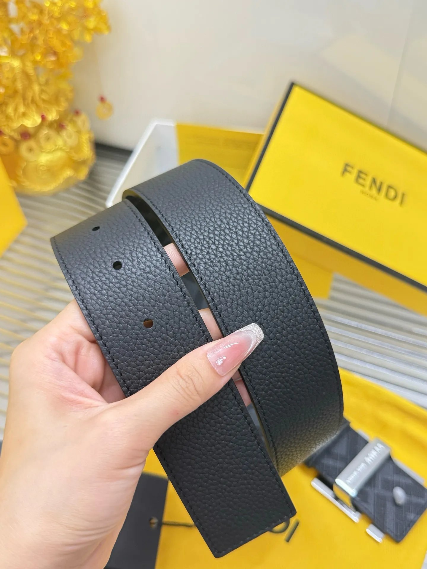 ✅Width: 𝟰.𝟬𝗰𝗺 ❑ Fendi FENDI « Comes with a full set 🛍Original packaging at the counter » Can be used on both sides Classic pattern/lychee pattern Original imported calfskin + high-quality pure copper hardware buckle ❑ Purchasing genuine goods · Fine and perfect wiring, exquisite and neat details ❗️Original high quality P480